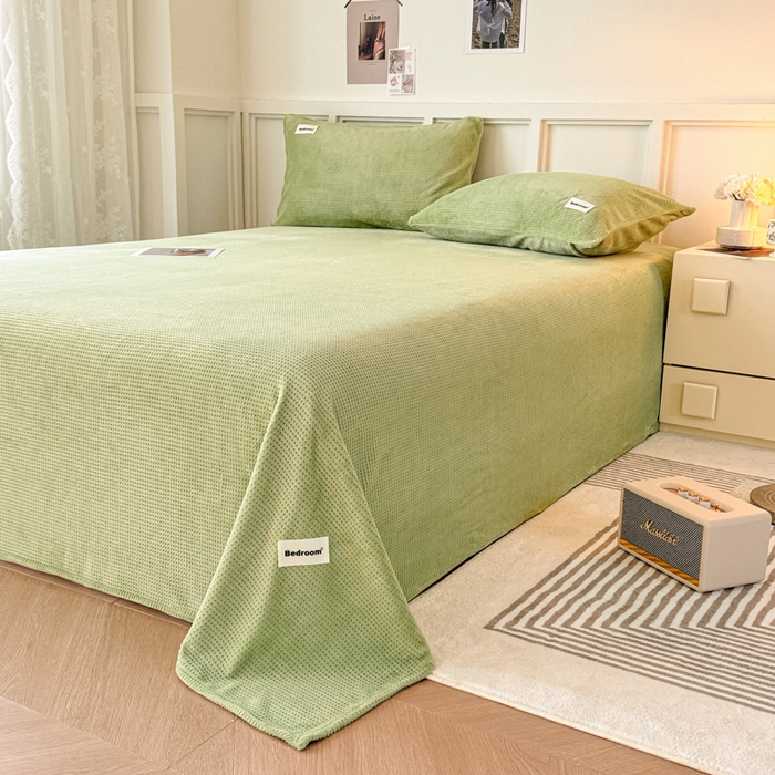 91家纺网 家纺一手货源 找家纺 眠博士 2025新款A类华夫格剪花牛奶绒床单多功能盖毯 剪花床单-苹果绿