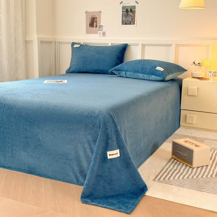 91家纺网 家纺一手货源 找家纺 眠博士 2025新款A类华夫格剪花牛奶绒床单多功能盖毯 剪花床单-靛青