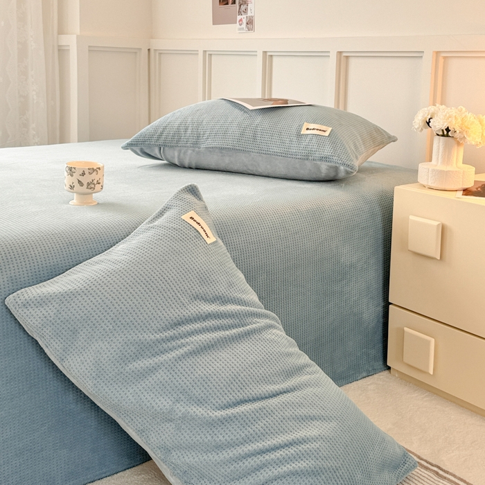 91家纺网 家纺一手货源 找家纺 眠博士 2025新款A类华夫格剪花牛奶绒床单多功能盖毯 剪花床单-雾霾蓝