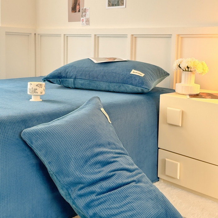 91家纺网 家纺一手货源 找家纺 眠博士 2025新款A类华夫格剪花牛奶绒床单多功能盖毯 剪花床单-靛青