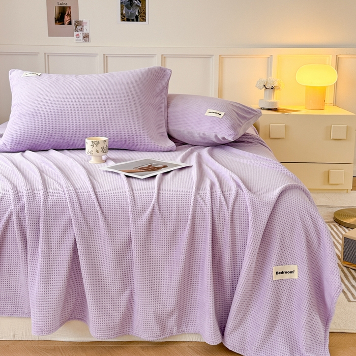 91家纺网 家纺一手货源 找家纺 眠博士 2025新款A类华夫格剪花牛奶绒床单多功能盖毯 剪花床单-紫色