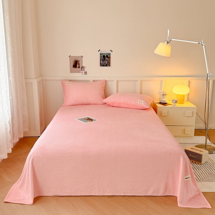 91家纺网 家纺一手货源 找家纺 眠博士 2025新款A类华夫格剪花牛奶绒床单多功能盖毯 剪花床单-粉色