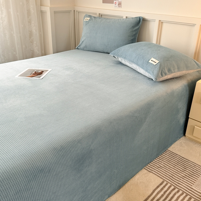 91家纺网 家纺一手货源 找家纺 眠博士 2025新款A类华夫格剪花牛奶绒床单多功能盖毯 剪花床单-雾霾蓝