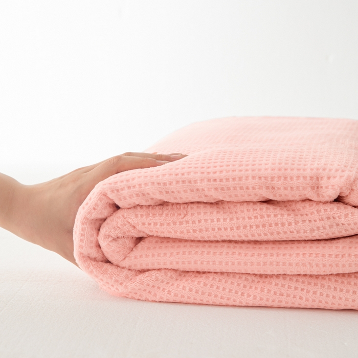 91家纺网 家纺一手货源 找家纺 眠博士 2025新款A类华夫格剪花牛奶绒床单多功能盖毯 剪花床单-粉色