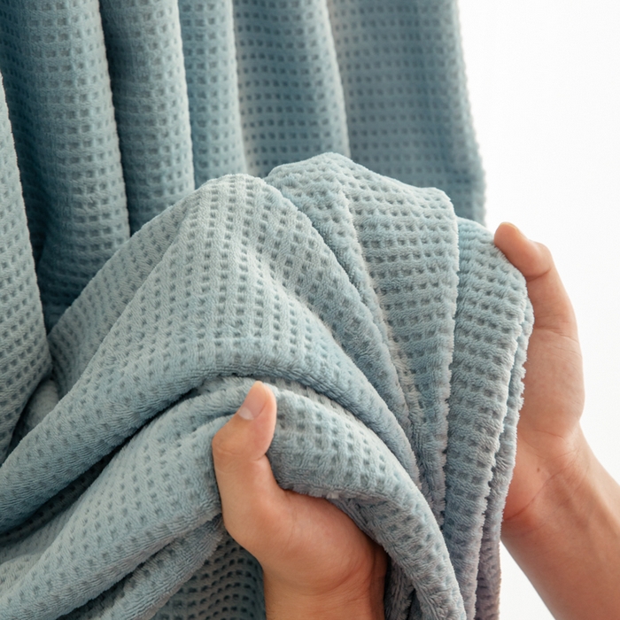 91家纺网 家纺一手货源 找家纺 眠博士 2025新款A类华夫格剪花牛奶绒床单多功能盖毯 剪花床单-雾霾蓝