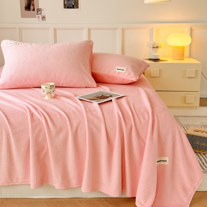 91家纺网 家纺一手货源 找家纺 眠博士 2025新款A类华夫格剪花牛奶绒床单多功能盖毯 剪花床单-粉色