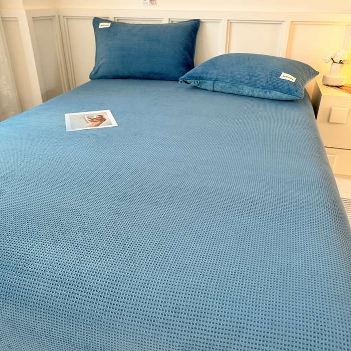 91家纺网 家纺一手货源 找家纺 眠博士 2025新款A类华夫格剪花牛奶绒床单多功能盖毯 剪花床单-靛青