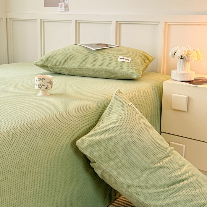 91家纺网 家纺一手货源 找家纺 眠博士 2025新款A类华夫格剪花牛奶绒床单多功能盖毯 剪花床单-苹果绿