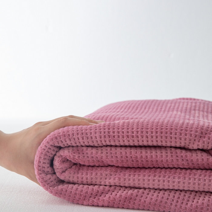 91家纺网 家纺一手货源 找家纺 眠博士 2025新款A类华夫格剪花牛奶绒床单多功能盖毯 剪花床单-豆沙