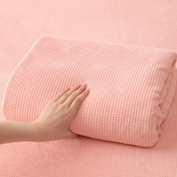 91家纺网 家纺一手货源 找家纺 眠博士 2025新款A类华夫格剪花牛奶绒床单多功能盖毯 剪花床单-粉色