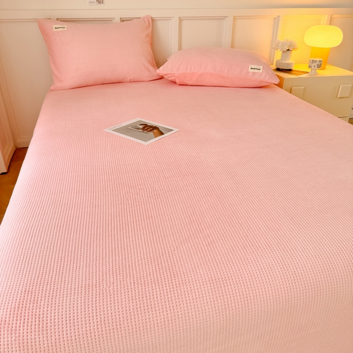 91家纺网 家纺一手货源 找家纺 眠博士 2025新款A类华夫格剪花牛奶绒床单多功能盖毯 剪花床单-粉色