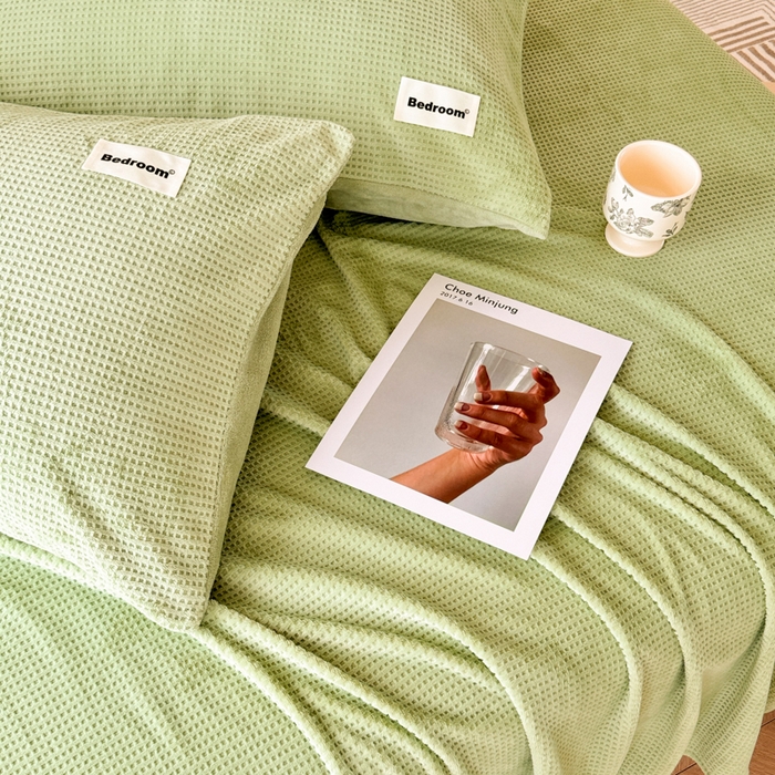 91家纺网 家纺一手货源 找家纺 眠博士 2025新款A类华夫格剪花牛奶绒床单多功能盖毯 剪花床单-苹果绿