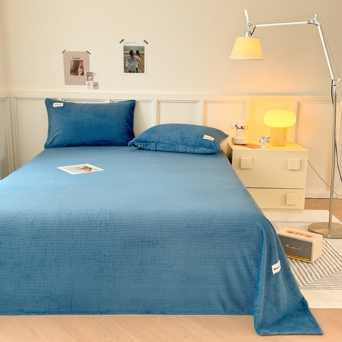 91家纺网 家纺一手货源 找家纺 眠博士 2025新款A类华夫格剪花牛奶绒床单多功能盖毯 剪花床单-靛青