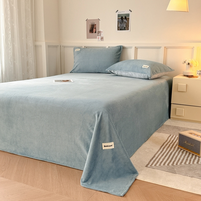 91家纺网 家纺一手货源 找家纺 眠博士 2025新款A类华夫格剪花牛奶绒床单多功能盖毯 剪花床单-雾霾蓝