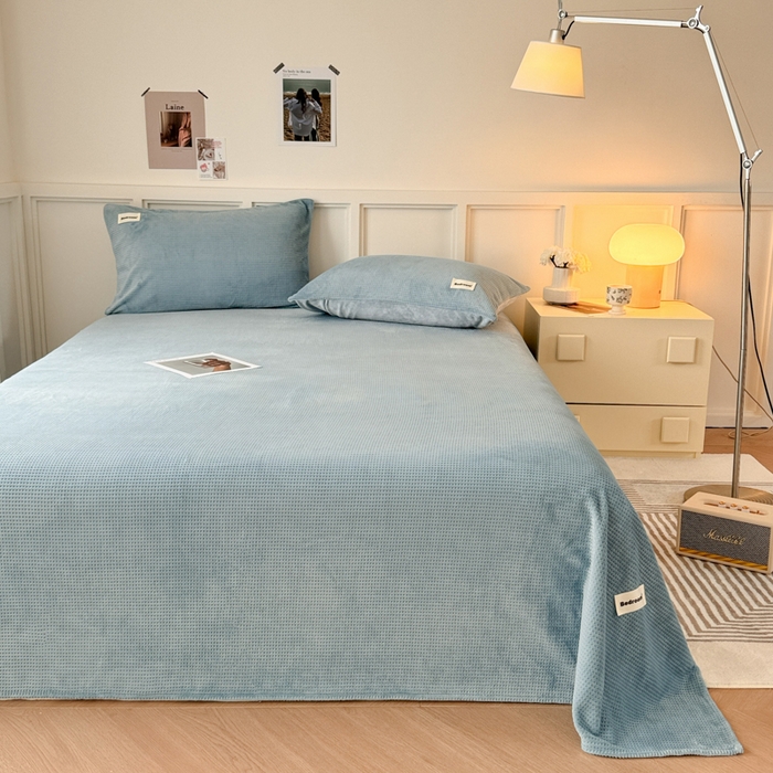 91家纺网 家纺一手货源 找家纺 眠博士 2025新款A类华夫格剪花牛奶绒床单多功能盖毯 剪花床单-雾霾蓝