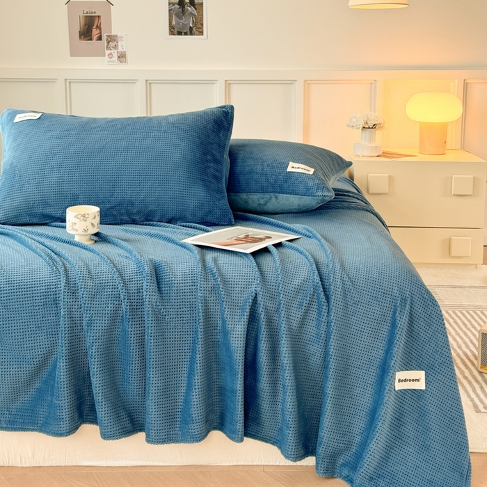 91家纺网 家纺一手货源 找家纺 眠博士 2025新款A类华夫格剪花牛奶绒床单多功能盖毯 剪花床单-靛青