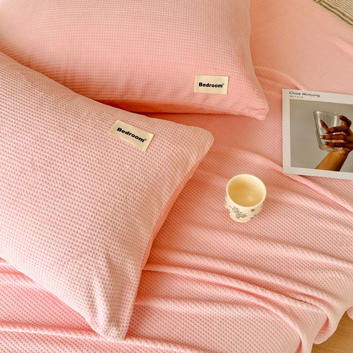 91家纺网 家纺一手货源 找家纺 眠博士 2025新款A类华夫格剪花牛奶绒床单多功能盖毯 剪花床单-粉色