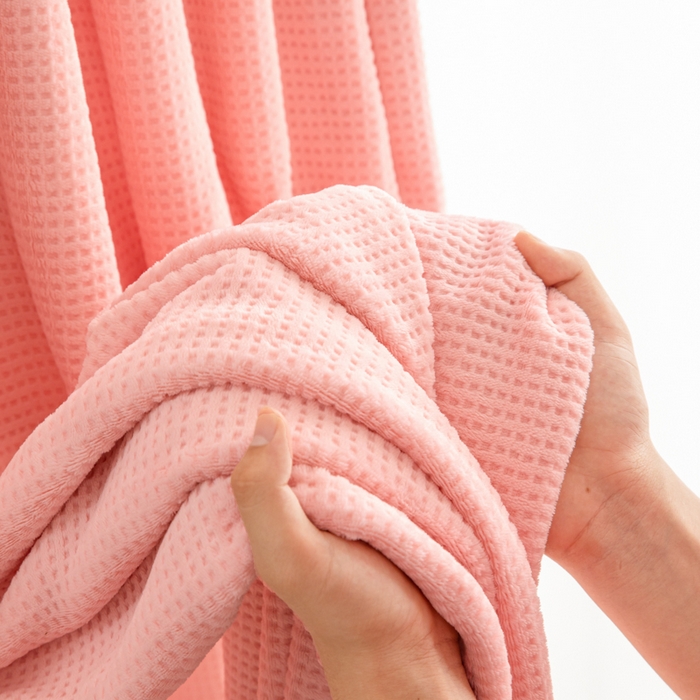 91家纺网 家纺一手货源 找家纺 眠博士 2025新款A类华夫格剪花牛奶绒床单多功能盖毯 剪花床单-粉色