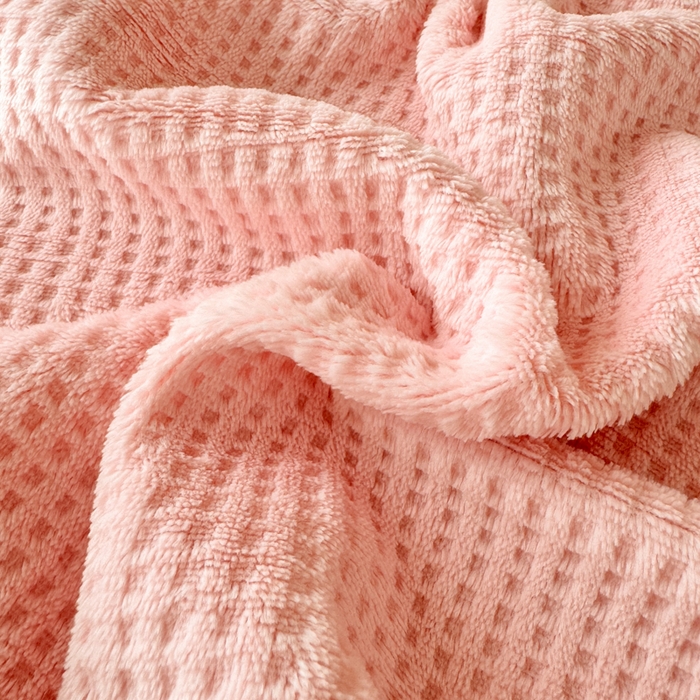 91家纺网 家纺一手货源 找家纺 眠博士 2025新款A类华夫格剪花牛奶绒床单多功能盖毯 剪花床单-粉色