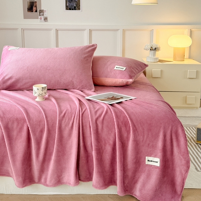 91家纺网 家纺一手货源 找家纺 眠博士 2025新款A类华夫格剪花牛奶绒床单多功能盖毯 剪花床单-豆沙