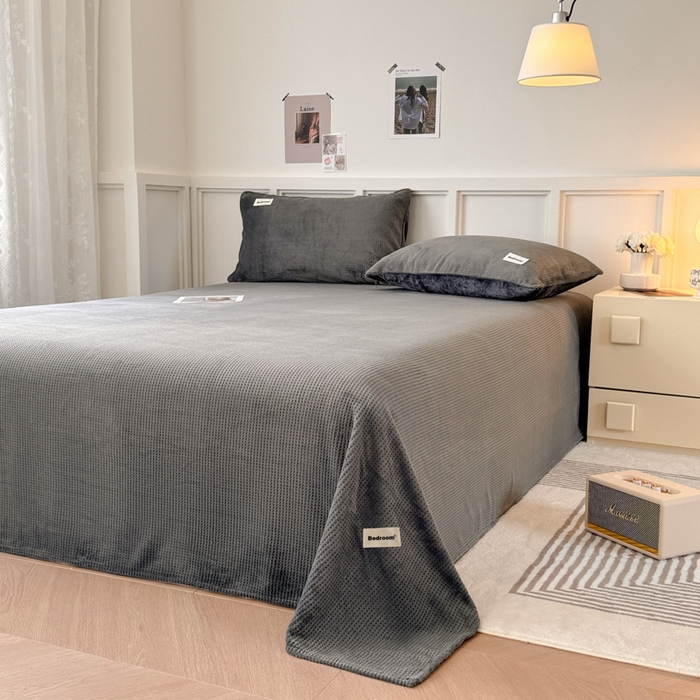 91家纺网 家纺一手货源 找家纺 （总）眠博士 2025新款A类华夫格剪花牛奶绒床单多功能盖毯