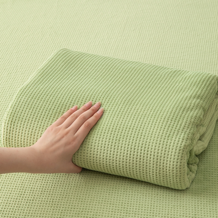 91家纺网 家纺一手货源 找家纺 眠博士 2025新款A类华夫格剪花牛奶绒床单多功能盖毯 剪花床单-苹果绿