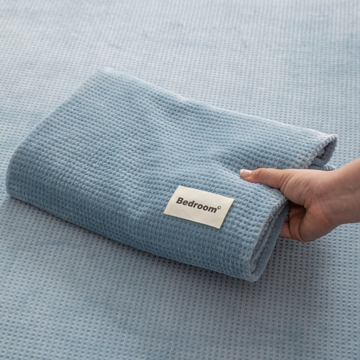 91家纺网 家纺一手货源 找家纺 眠博士 2025新款A类华夫格剪花牛奶绒床单多功能盖毯 剪花床单-雾霾蓝