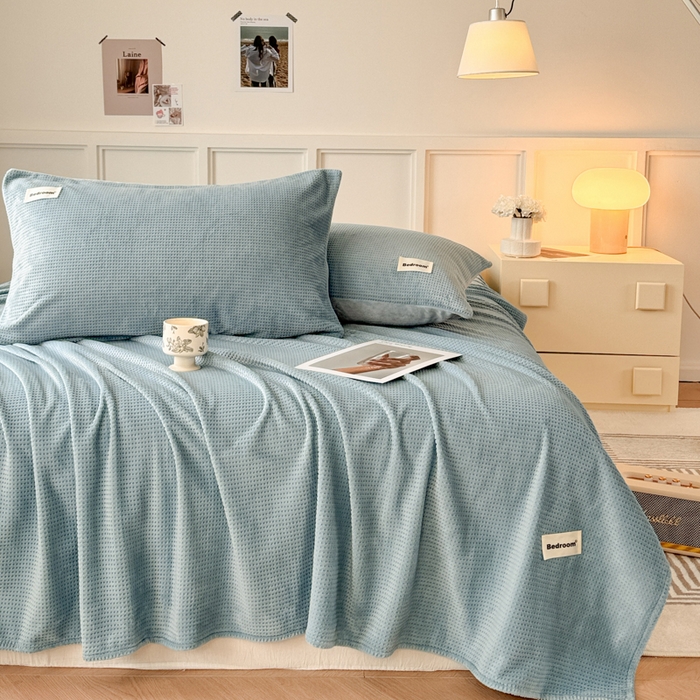 91家纺网 家纺一手货源 找家纺 眠博士 2025新款A类华夫格剪花牛奶绒床单多功能盖毯 剪花床单-雾霾蓝