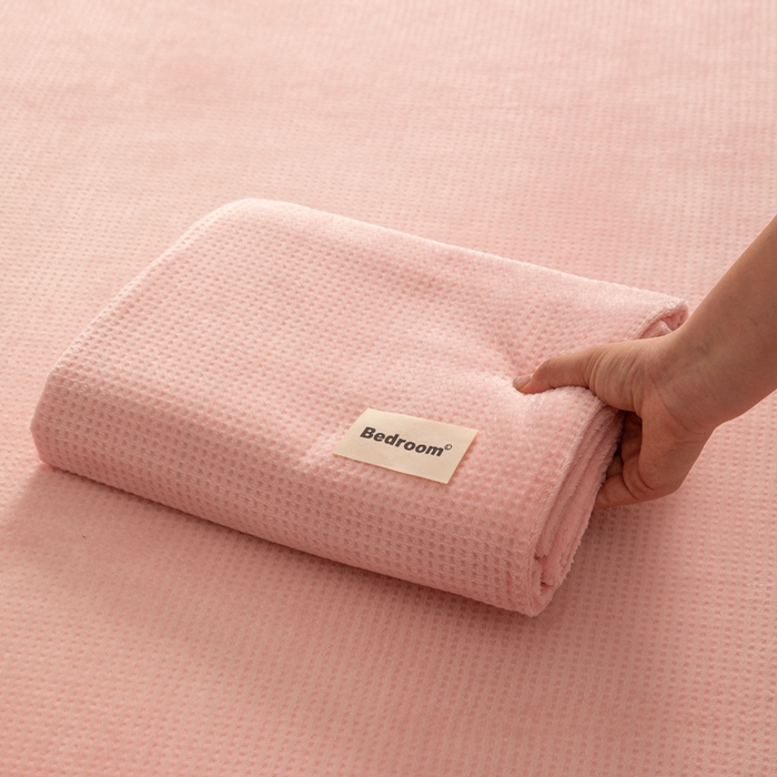 91家纺网 家纺一手货源 找家纺 眠博士 2025新款A类华夫格剪花牛奶绒床单多功能盖毯 剪花床单-粉色