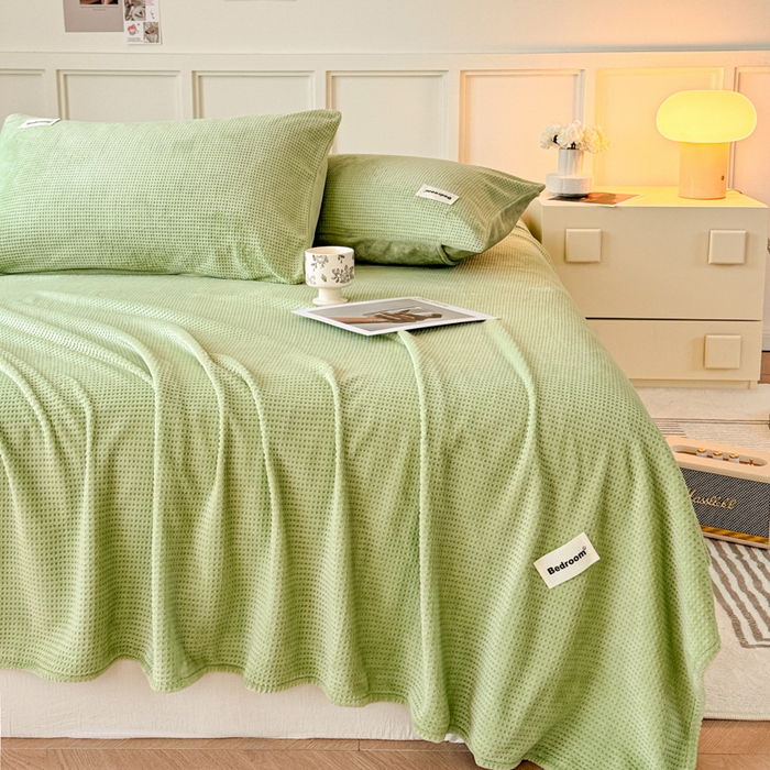91家纺网 家纺一手货源 找家纺 眠博士 2025新款A类华夫格剪花牛奶绒床单多功能盖毯 剪花床单-苹果绿