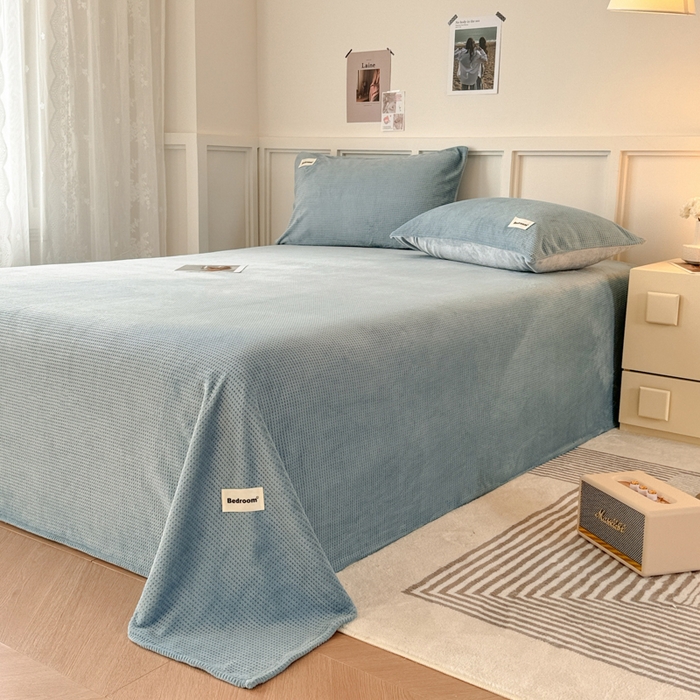 91家纺网 家纺一手货源 找家纺 眠博士 2025新款A类华夫格剪花牛奶绒床单多功能盖毯 剪花床单-雾霾蓝