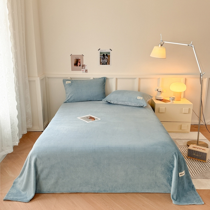 91家纺网 家纺一手货源 找家纺 眠博士 2025新款A类华夫格剪花牛奶绒床单多功能盖毯 剪花床单-雾霾蓝