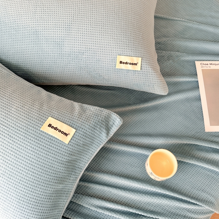 91家纺网 家纺一手货源 找家纺 眠博士 2025新款A类华夫格剪花牛奶绒床单多功能盖毯 剪花床单-雾霾蓝