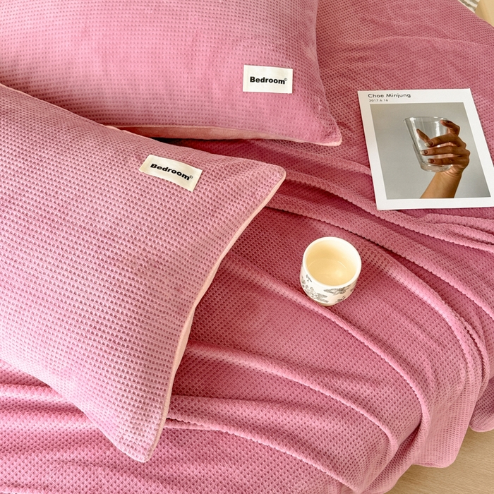 91家纺网 家纺一手货源 找家纺 眠博士 2025新款A类华夫格剪花牛奶绒床单多功能盖毯 剪花床单-豆沙