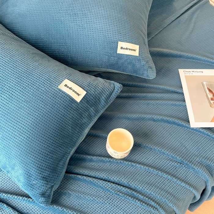 91家纺网 家纺一手货源 找家纺 （总）眠博士 2025新款A类华夫格剪花牛奶绒床单多功能盖毯