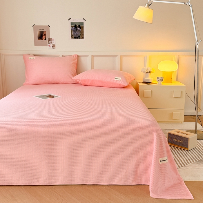 91家纺网 家纺一手货源 找家纺 眠博士 2025新款A类华夫格剪花牛奶绒床单多功能盖毯 剪花床单-粉色