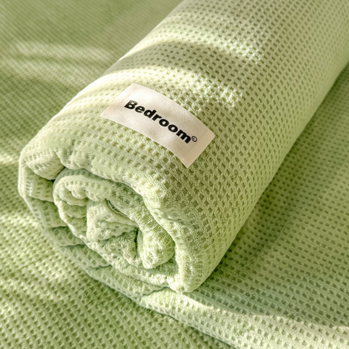 91家纺网 家纺一手货源 找家纺 眠博士 2025新款A类华夫格剪花牛奶绒床单多功能盖毯 剪花床单-苹果绿