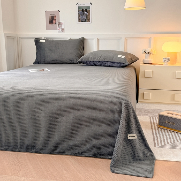 91家纺网 家纺一手货源 找家纺 眠博士 2025新款A类华夫格剪花牛奶绒床单多功能盖毯 剪花床单-深灰