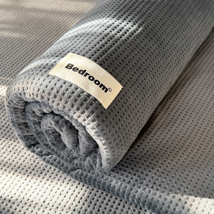 91家纺网 家纺一手货源 找家纺 眠博士 2025新款A类华夫格剪花牛奶绒床单多功能盖毯 剪花床单-深灰