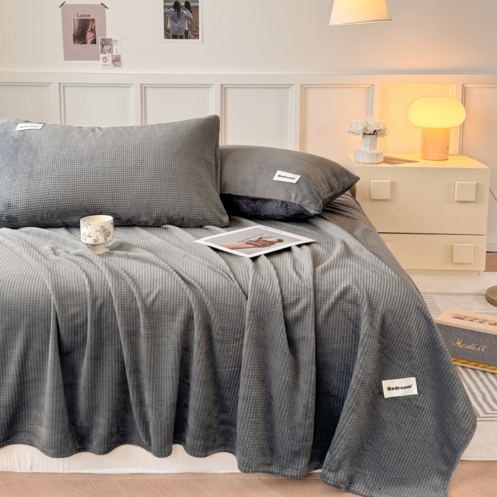 91家纺网 家纺一手货源 找家纺 眠博士 2025新款A类华夫格剪花牛奶绒床单多功能盖毯 剪花床单-深灰