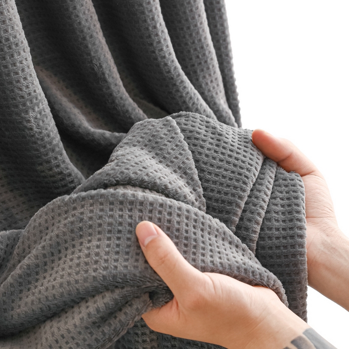 91家纺网 家纺一手货源 找家纺 眠博士 2025新款A类华夫格剪花牛奶绒床单多功能盖毯 剪花床单-深灰