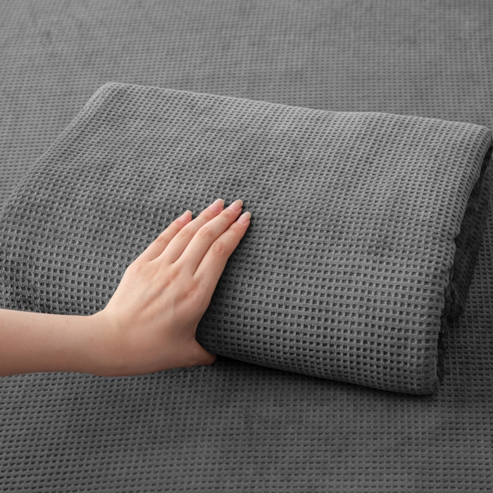 91家纺网 家纺一手货源 找家纺 眠博士 2025新款A类华夫格剪花牛奶绒床单多功能盖毯 剪花床单-深灰