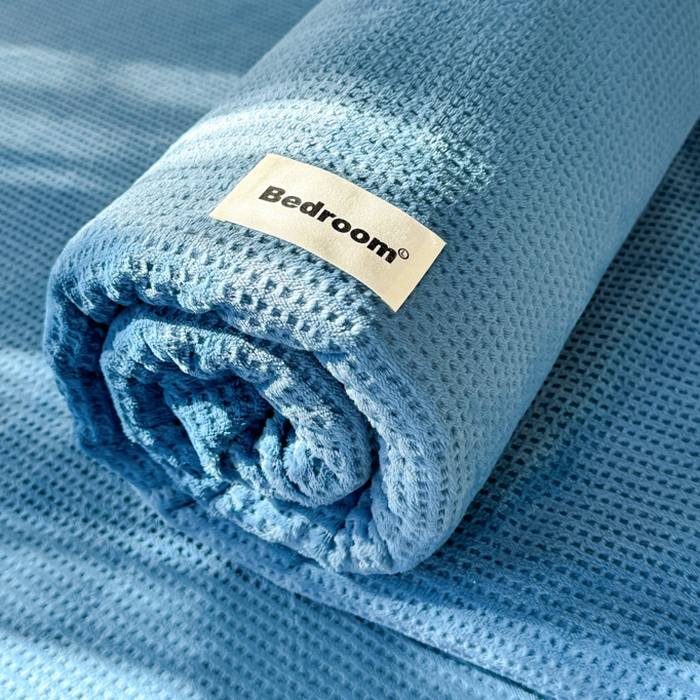 91家纺网 家纺一手货源 找家纺 眠博士 2025新款A类华夫格剪花牛奶绒床单多功能盖毯 剪花床单-靛青