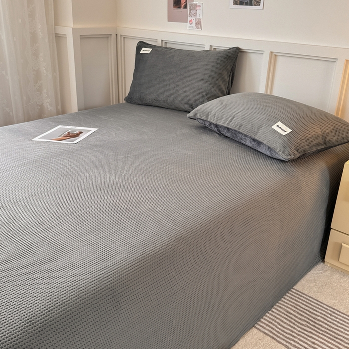 91家纺网 家纺一手货源 找家纺 眠博士 2025新款A类华夫格剪花牛奶绒床单多功能盖毯 剪花床单-深灰