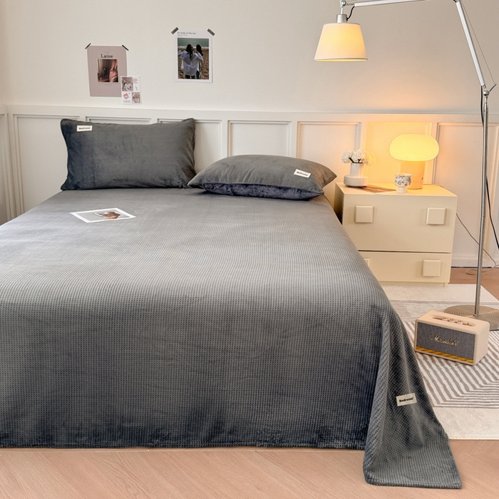 91家纺网 家纺一手货源 找家纺 眠博士 2025新款A类华夫格剪花牛奶绒床单多功能盖毯 剪花床单-深灰