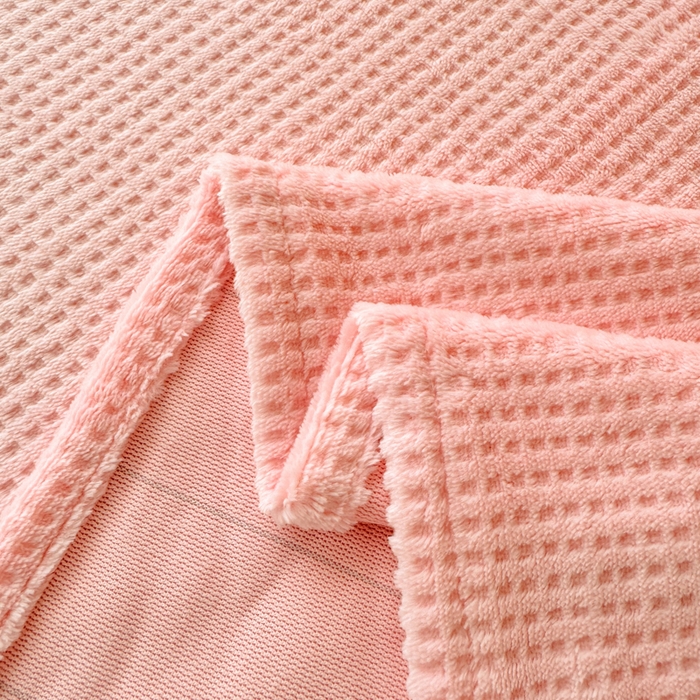 91家纺网 家纺一手货源 找家纺 眠博士 2025新款A类华夫格剪花牛奶绒床单多功能盖毯 剪花床单-粉色