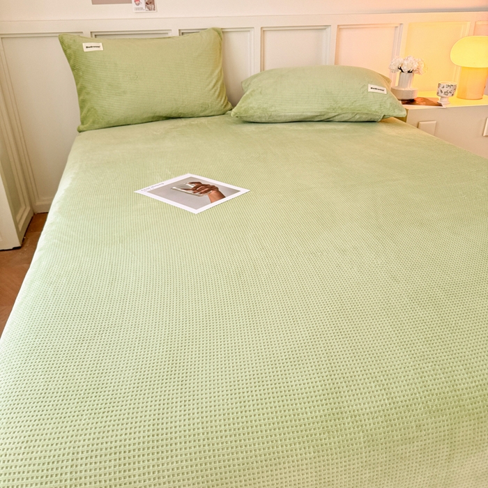 91家纺网 家纺一手货源 找家纺 眠博士 2025新款A类华夫格剪花牛奶绒床单多功能盖毯 剪花床单-苹果绿