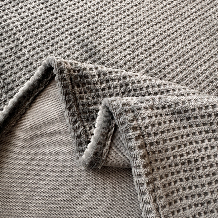 91家纺网 家纺一手货源 找家纺 眠博士 2025新款A类华夫格剪花牛奶绒床单多功能盖毯 剪花床单-深灰