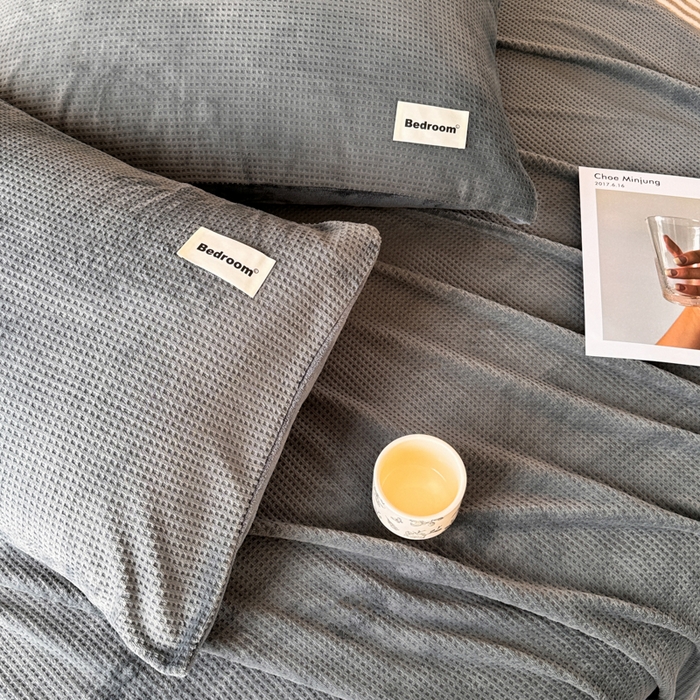 91家纺网 家纺一手货源 找家纺 眠博士 2025新款A类华夫格剪花牛奶绒床单多功能盖毯 剪花床单-深灰