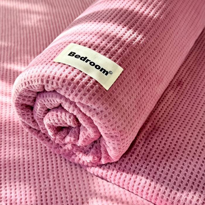 91家纺网 家纺一手货源 找家纺 眠博士 2025新款A类华夫格剪花牛奶绒床单多功能盖毯 剪花床单-豆沙